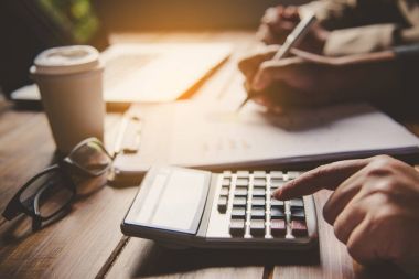 İş ekibi dizüstü bilgisayar açık alan Office ile çalışıyor. Toplantı rapor devam ediyor. Güneş parlama efekti