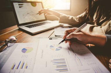 İş ekibi dizüstü bilgisayar açık alan Office ile çalışıyor. Toplantı rapor devam ediyor. Güneş parlama efekti