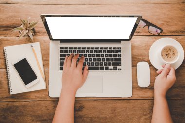 İşadamları bir dizüstü bilgisayarda çalışıyor ve kahve masada yemek Üstten Görünüm.