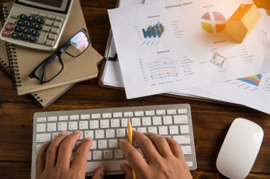 Üstten Görünüm süreci yakın çekim iş dizüstü bilgisayar açık alan Office ile çalışma.