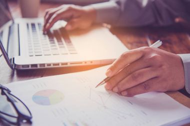 İş ekibi dizüstü bilgisayar açık alan Office ile çalışıyor. Toplantı rapor devam ediyor. Güneş parlama efekti