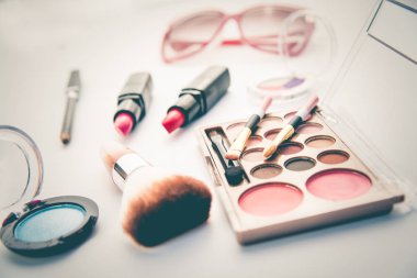 Dekoratif kozmetik kadınlar için beyaz arka plan üzerinde ayarlayın.