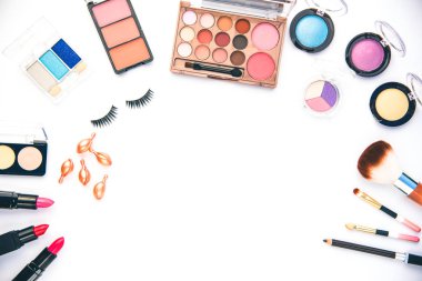 Kadınlar beyaz arka plan ve metin için boş alan için dekoratif kozmetiği seti.