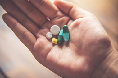 El yayılmış ve içinde birçok farklı tıbbi renk çeşidi var. Hastalığı tedavi etmek için.