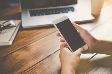 akıllı telefon ve açık alan görevliler içinde laptop üzerinde işadamı