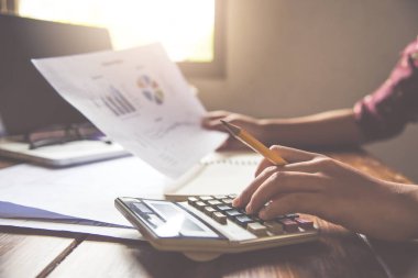Takım businessmans iş. Açık alan office içinde laptop ile çalışma