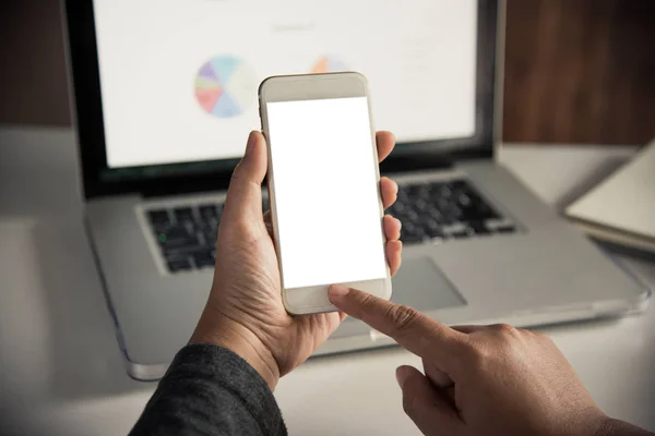 Geschäftsmann arbeitet mit Smartphone und Laptop im Freien — Stockfoto