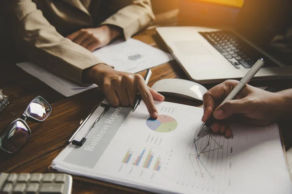 Business team werken met laptop en rekenmachine in open ruimte kantoor. Verslag van de vergadering aan de gang. zon schittering effect — Stockfoto