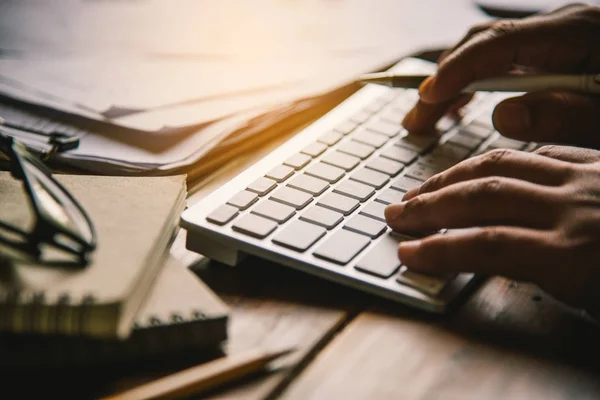 Geschäftsleute mit Laptop und Finanzbericht für Besprechungen im Büro — Stockfoto