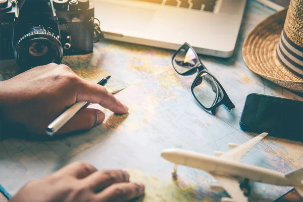 Os viajantes estão planejando uma viagem, pesquisando a rota no mapa e procurando informações na internet . — Fotografia de Stock