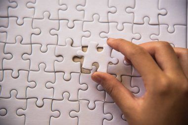 Yaklaşık almak için bırakmak için olan beyaz bulmacalar bir parça ele bir 