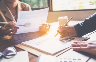 İş adamın işini takım. belge için çalışma içinde mali