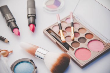 Dekoratif kozmetik kadınlar için beyaz arka plan üzerinde ayarlayın.