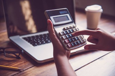 İş ekibi dizüstü bilgisayar açık alan Office ile çalışıyor. Toplantı 