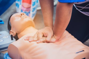 Cpr kauçuk kuklalar ile bir öğretim yöntemi gösterilmiştir