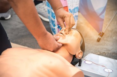 Cpr gösteri kauçuk kuklalar ile bir öğretim yöntemidir
