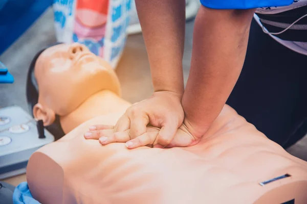 Demonstrasi CPR dengan boneka karet adalah metode pengajaran — Stok Foto