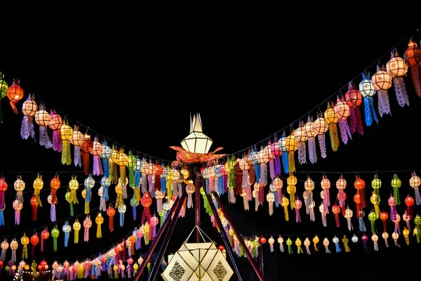 Lanternas para festivais de felicidade tailandeses e chineses — Fotografia de Stock