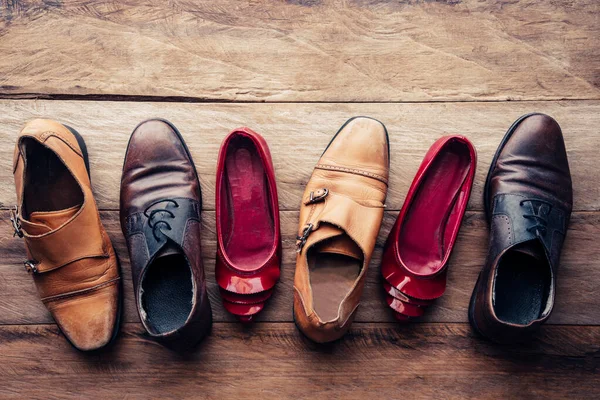 Los zapatos los estilos distintos sobre el suelo de madera - los modos de vida . — Foto de Stock