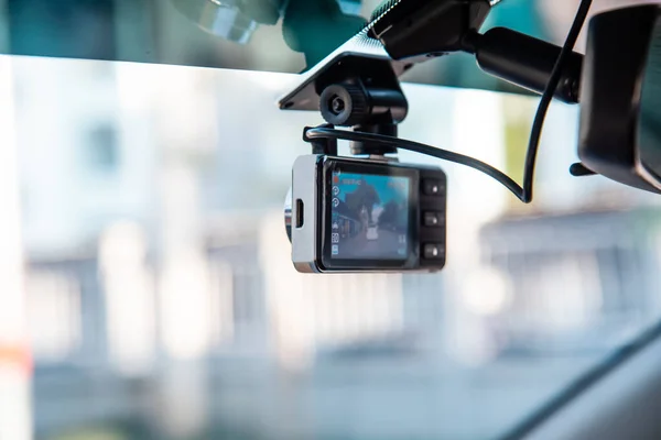 Automobilová kamera připevněná k čelnímu sklu pro záznam jízdy Stock Obrázky
