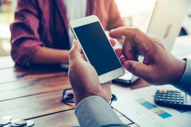 Eller iş holding boş ekran Danışma çalışmalarında mobil.