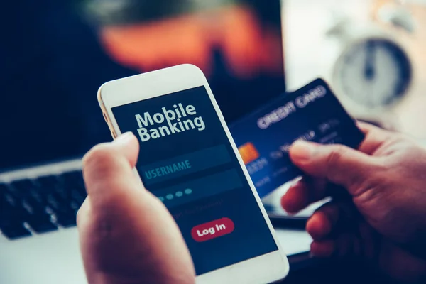 Hands using mobile banking on smart phone — Stock Photo, Image