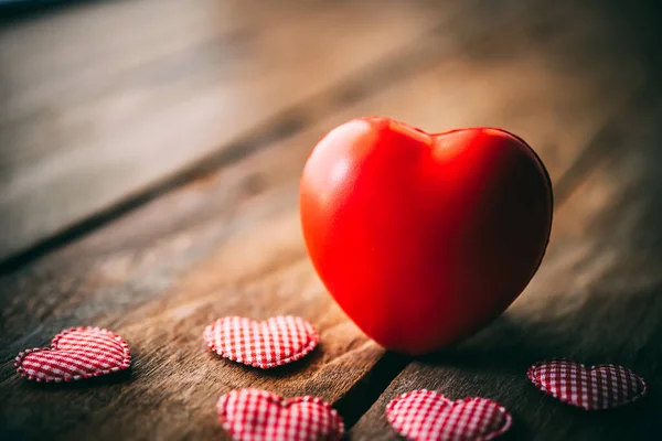 Il cuore giaceva sul pavimento di legno - concetto di San Valentino . — Foto Stock