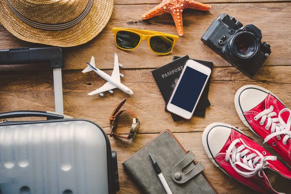 Accesorios de viaje en suelo de madera listo para viajar — Foto de Stock