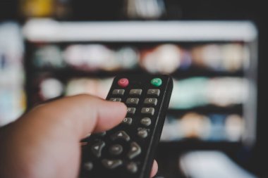 Televizyon izliyordum, elimde uzaktan kumandayla. 