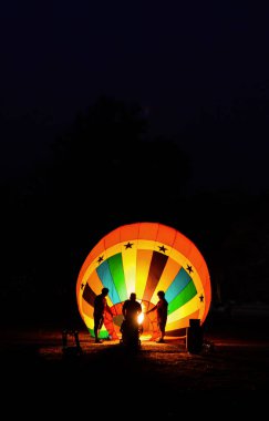 Ekip balonu yapmak için ateşli bir balon hazırlıyor. 