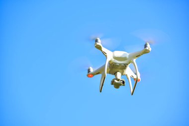 Gökyüzünde dijital kamerası olan İHA Dörtlü Helikopteri 