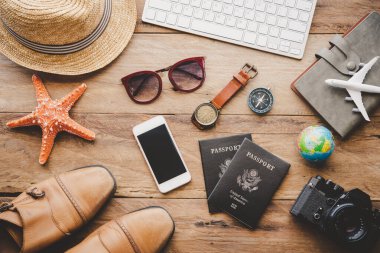 Ahşap zemin seyahat için hazır üzerinde seyahat aksesuarları