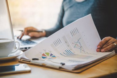 Açık alanda belgede mali işler yürüten bir işadamı