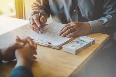 İş ekibi muhasebe belgeleri ve ekip çalışması üzerinde çalışıyor.