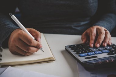İş adamı bir hesap makinesi ve belge ile çalışıyor. Toplantı 
