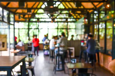 İnsanların servisi kullandığı bulanık kahve dükkanı.