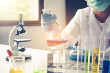  Ekipman ve bilim deneyleri. Petrol, bilim insanlarını...