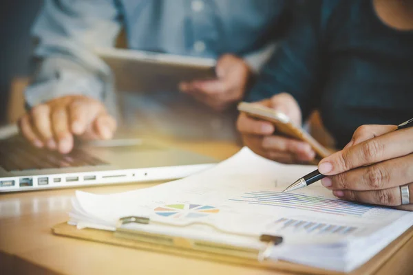 Team-Business-Job. Arbeiten mit Laptop im Freiraum — Stockfoto