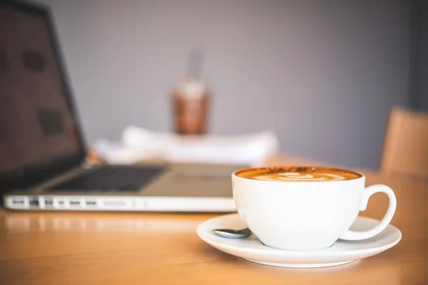 Taza de café colocada en el escritorio — Foto de Stock