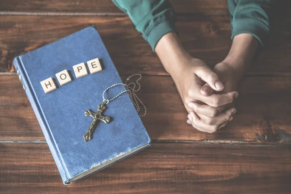 Křesťanské ruce se modlí a modlí k Bohu. S biblickým boo — Stock fotografie