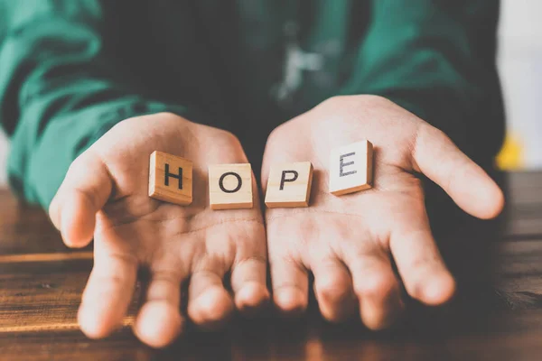 Mãos humanas palma aberta do cristão e tem a letra "Esperança" em — Fotografia de Stock