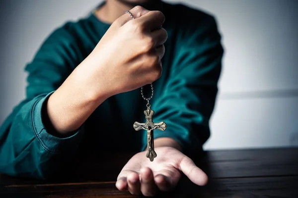 Křesťanská ruka drží Kristův náhrdelník v ruce, jako — Stock fotografie