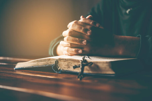 руки женщина лежала на библейском во время молитвы за христианина р
