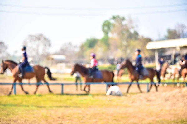 Imágenes borrosas de personas montando caballos en el campo de práctica —  Fotos de Stock