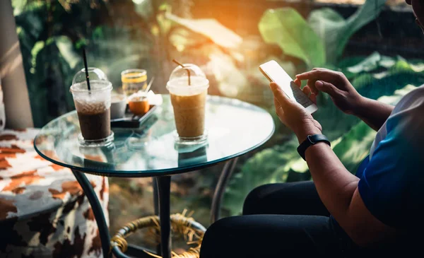 Manos de las mujeres sosteniendo el teléfono celular para su texto publicitario — Foto de Stock