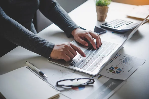 Geschäftsmann arbeitet bei der Arbeit am Laptop — Stockfoto