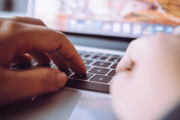 Geschäftsmann arbeitet bei der Arbeit am Laptop — Stockfoto