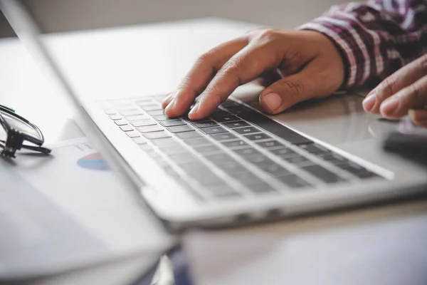 Uomo d'affari che lavora su un computer portatile al lavoro — Foto Stock