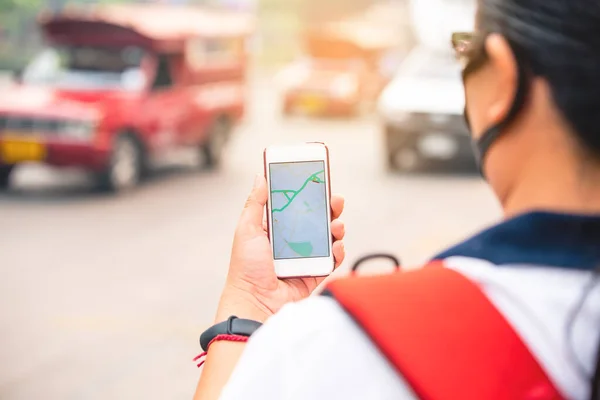 Путешественники используют приложение. Навигационная карта в мобильном телефоне для поиска — стоковое фото