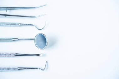  beyaz arkaplanda diş bakımı için dişçi araçlarını kapat 